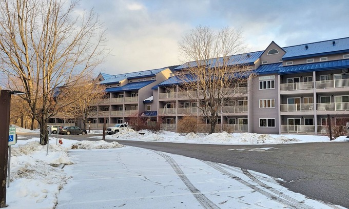 Lincoln Condo | Kitchen, AC, deck, mountain view, pool, ski shuttle. LA301 by LRS