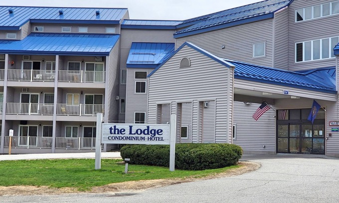 Lincoln Condo | Kitchen, AC, deck, pool, ski shuttle. LD115 by LRS