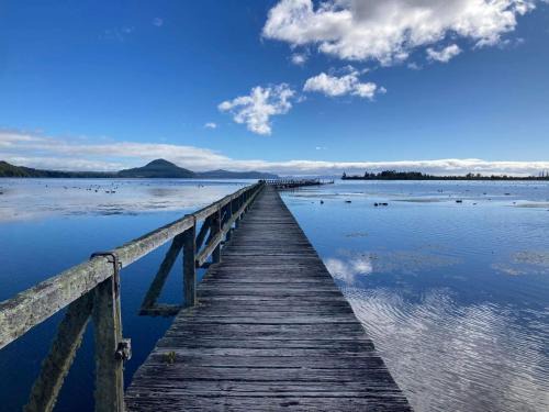 Tokaanu House | Kiwi cabin with geothermal pool by lake Taupo