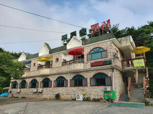Chaphwa-gol House | Kkotjipureunsol Pension