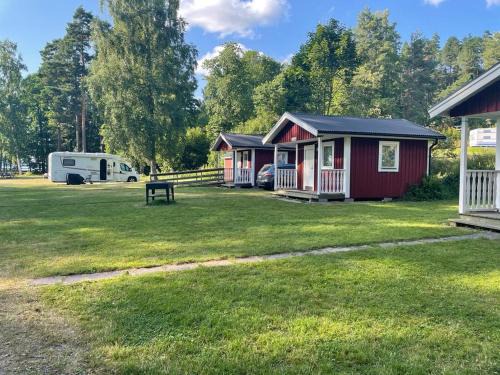 Gnesta Cabin | Klämmingsbergsbadets - STUGA ABBORREN