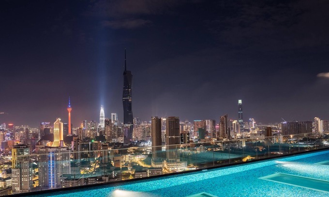 Brickfields Apartment | KL Sentral Studio, Sky jacuzzi, pool, Petronas KLCC view-steps to Monorail 21