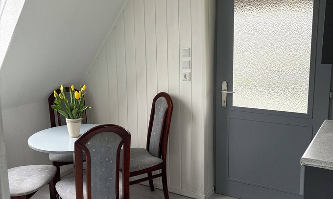 Butjadingen Apartment | Kleine Ferienwohnung , Direkt am Deich und Hafen von Eckwarden mit Gartennutzung