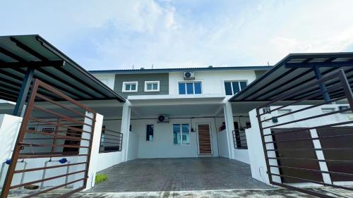 Sepang House | KLIA Sepang Charming 4-Bedroom Blissful Double-Storey Homestay