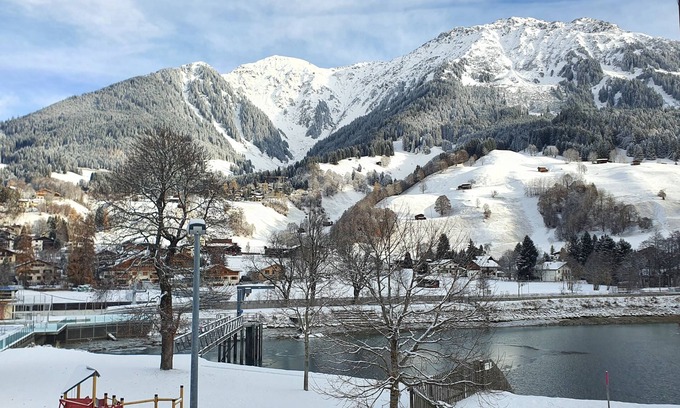Klosters-Serneus Apartment | Klosters Chalet. A classic & cosy centrally located apartment in sunny Klosters