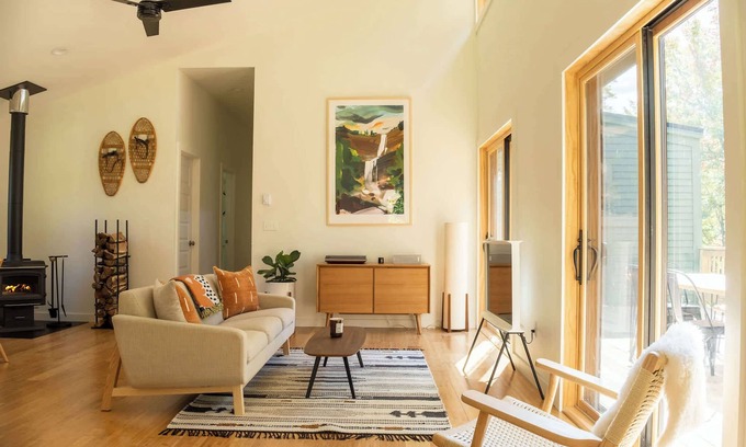 Livingston Manor House | Knickerbocker Knoll: Tranquil + Modern w/Hot Tub