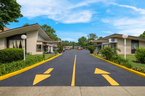 Aldershot Hotel | Knights Inn Burlington
