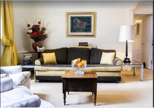 Brompton & Hans Town Apartment | KNIGHTSBRIDGE early AM check-in often possible -Next2 HARRODS 3 BEDROOMS-2Baths