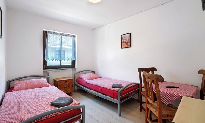 Munchen District Apartment | Knödelhof ‘Room 4’, 3-bed room with shared terrace and WLAN