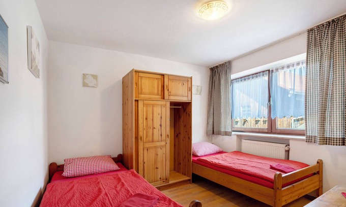 Munchen District Apartment | Knödelhof ‘Room 6’, 2-bed room with shared terrace and WLAN
