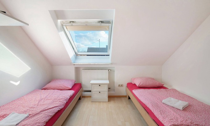Munchen District Apartment | Knödelhof ‘Room A’, 2-bed room with shared terrace and WLAN