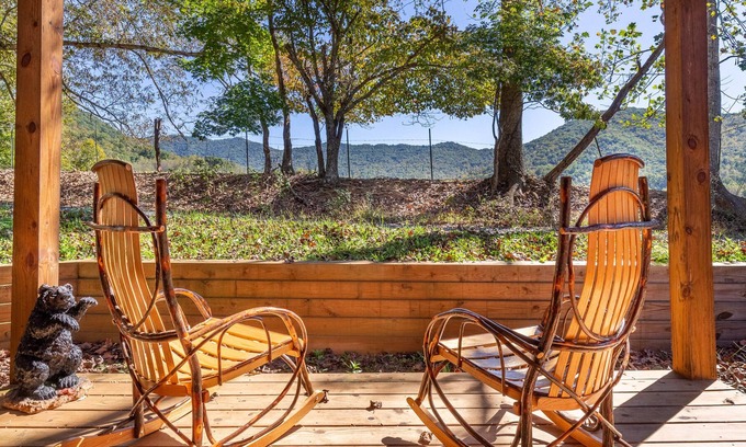 Robbinsville Cabin | *Knot Too Shabby* Cozy mountain view cabin close to lake and hiking