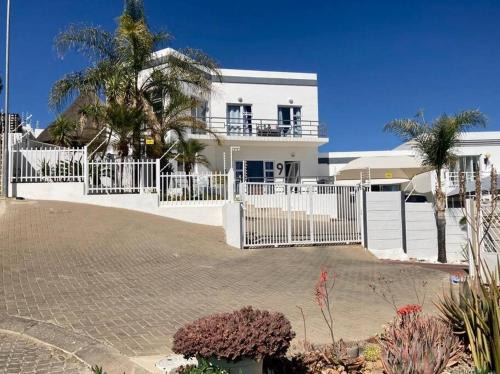 Windhoek Apartment | Knottinghill Studio - About 500 meters from Lady Pohamba Hospital and Grove Mall