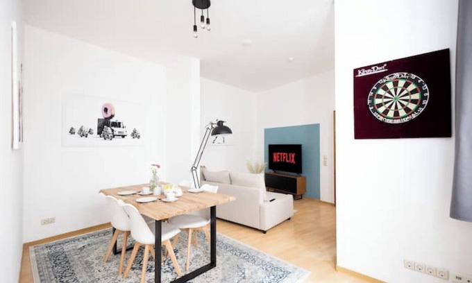Altstadt Apartment | Ko-Living Space Opera | Suite 6 | Kitchen | Living room | Dart | City center
