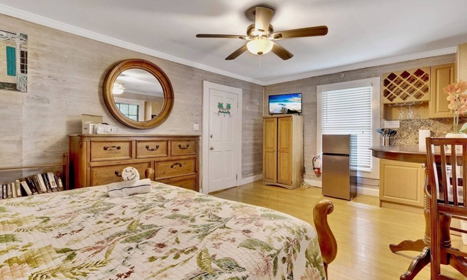 Historic Seaport Condo | *KOKOMO SUITE @ SEAPORT INN* Historic Charm & Community Pool + LAST KEY SERVIC