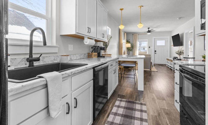 Cedar Rapids House | Koko’s Cottage! Beautiful home near downtown CR!