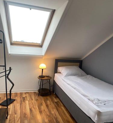 Radefeld Apartment | Komfortables Apartment, Ihr Zuhause auf Zeit mit 3 Schlafzimmern, 2 Balkonen, Netflix & 24h Check-In