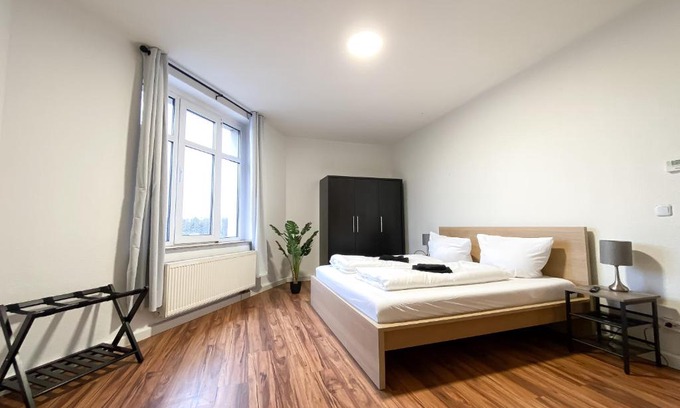 Wahren Apartment | Komfortables Apartment nah an Porsche & Flughafen - Schreibtisch, sehr schnelles Internet & Queensize-Bett