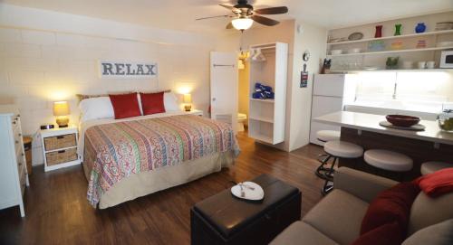 Waikiki Apartment | Kon Tiki 234 Renovated King Studio