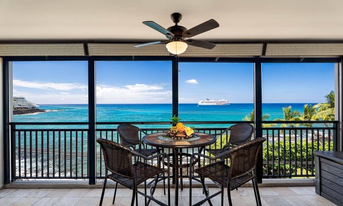 Historic Kailua Village Condo | Kona Alii 403: Tropical Oceanfront Condo w/AC & Pool in Downtown Kona