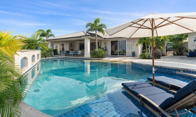 Kailua-Kona House | Kona Bubbles: Pristine Luxury 4 bedroom Home with Amazing Pool & Oceanviews!
