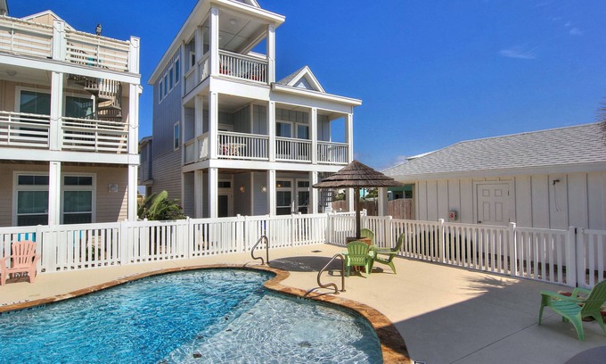 Port Aransas House | Kona Cove | Boardwalk to Beach + Shared Pool!