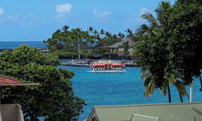 Historic Kailua Village Condo | Kona Plaza 201: Cozy Condo w/AC, Shared Pool & Ocean Views