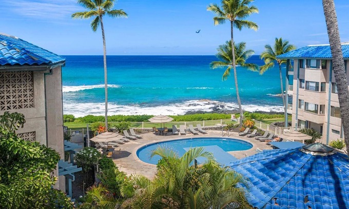 Historic Kailua Village Condo | Kona Reef F11: Oceanview Condo w/Shared Pool, AC & Lanai Views