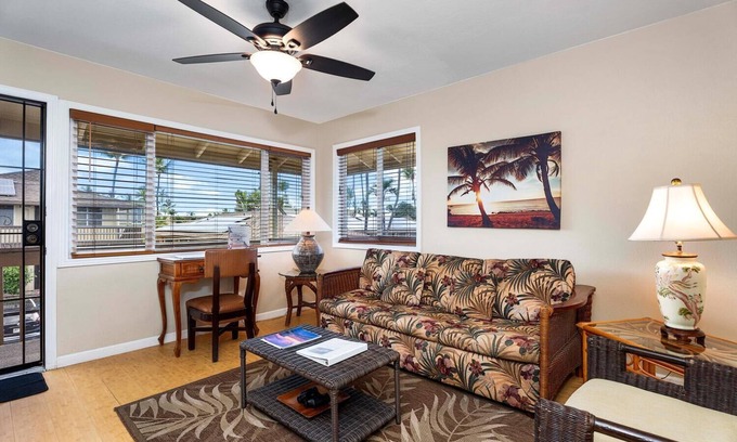 Kailua-Kona Condo | Kona Shores 221 Beautiful Top Floor Corner Condo w/AC!