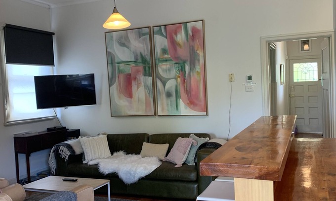 Daylesford Cottage | Kookaburra Cottage Daylesford - walk to town - free wifi - sleeps 4