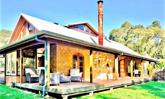 Redgate House | Kookaburra Retreat | Dog Friendly | Forest Views