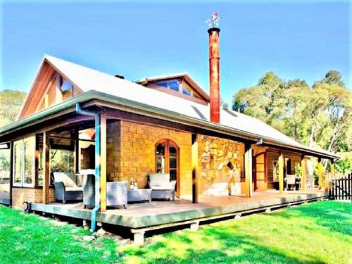 Redgate House | Kookaburra Retreat - peaceful rural bush setting