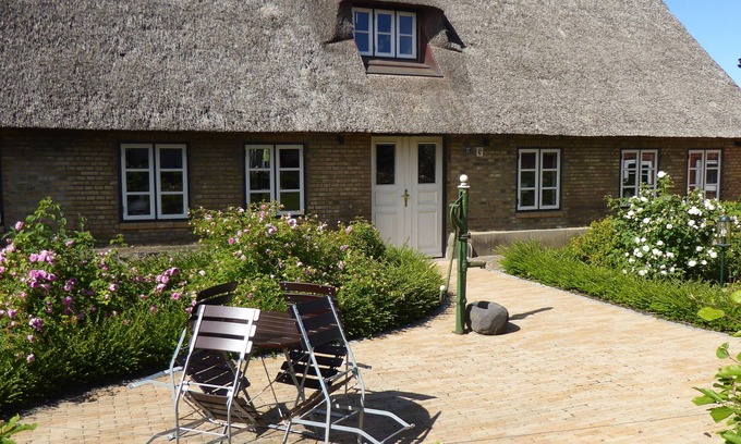 Immenstedt Apartment | Koopmanns-Hus Extraordinary-Hyggelig-under a thatched roof for 2 persons