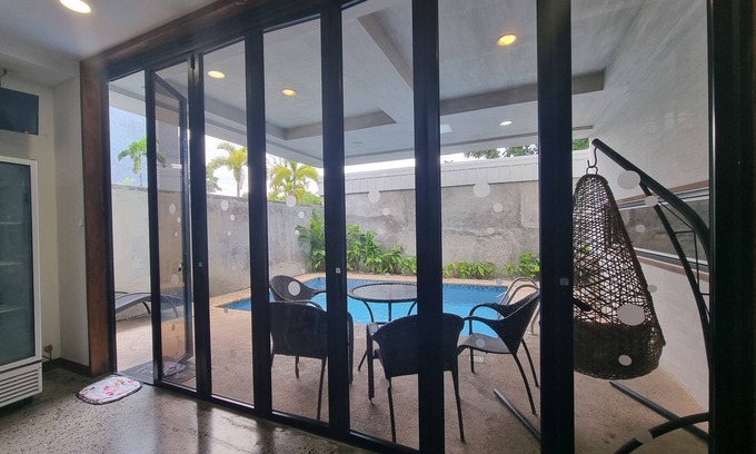Clark Freeport Villa | KOREGON POOL VILLAS