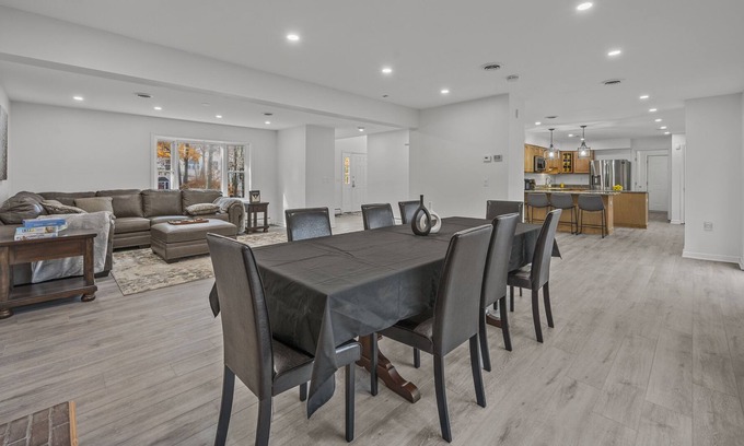 South Fallsburg House | Kosher Home -2 min Walk to Shul -Hot Tub-Pool-Game Rm