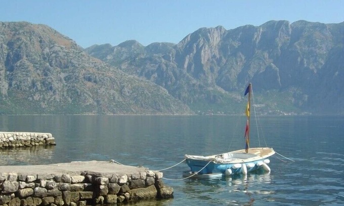 Prcanj Villa | Kotor Villa water's edge! Swimming jetty, beach+amazing views 6-14 in 6 bedrooms