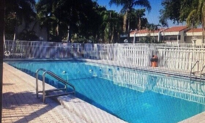 Inverrary House | Kozy and Charming Private Room in Townhouse with a gym and pool