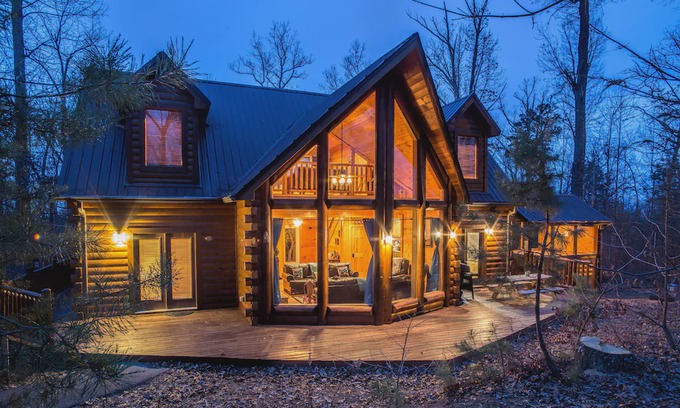 Gatlinburg - Pigeon Forge Cabin | Kozy Bear Kabin - Luxury 3 BR Cabin between Gatlinburg and Pigeon Forge!