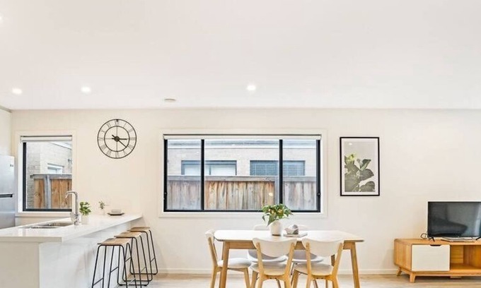 Greenvale House | KozyGuru | Greenvale | Charming 7 Bed House