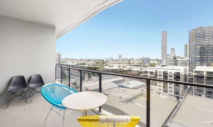 South Brisbane Apartment | KOZYGURU | South Brisbane | Kozy 2 Bedrooms APT + FREE Parking | BRISBANE ONE