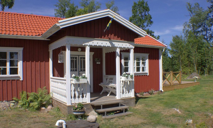 Lammhult House | "Kramphult Sjöåkra", holiday idyll for families right on Lake Stråk with a jetty