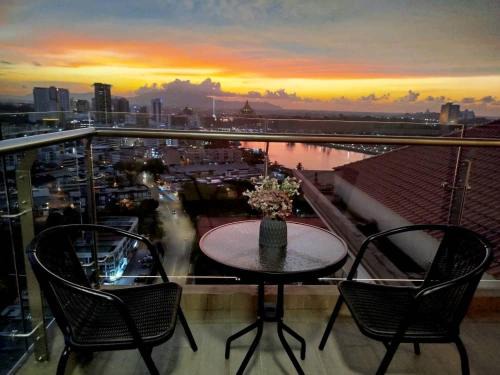 Kuching Apartment | Kuching City Center Riverine Apartment with Balcony and City View