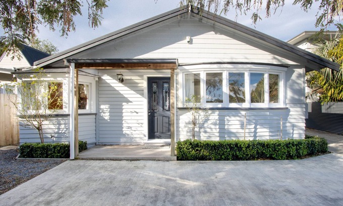 Clifton House | Kuku Villa - Te Awanga Holiday Home