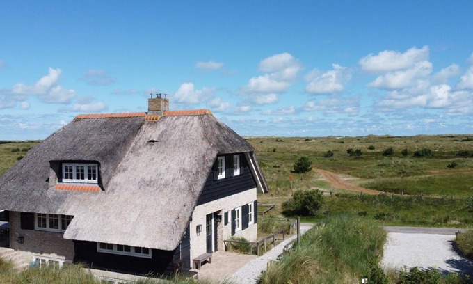 Ballum Villa | Kwikstaart a large villa with sauna and unobstructed dune view to the sea.