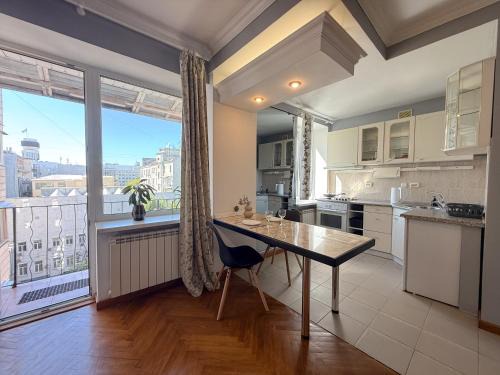 Khreshchatyy Yar Apartment | Kyiv History Apartment