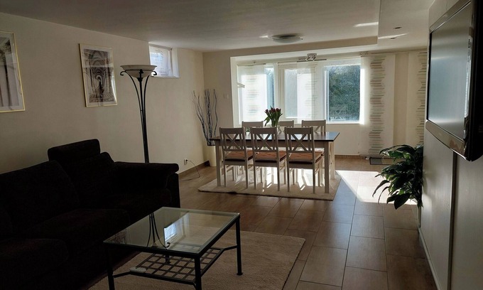 Partille Apartment | Lägenhet på Landet Nära Stan