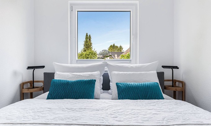 Ulstrupfeld Apartment | Lütte Deern - terrace, garden furniture, parking space, shower, washing machine, TV
