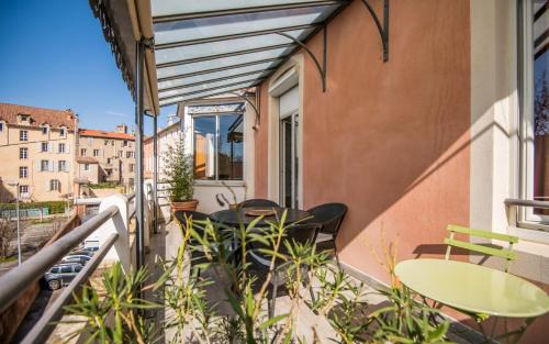 Millau Apartment | L'échappée verte pour six personnes avec terrasse, place de parking