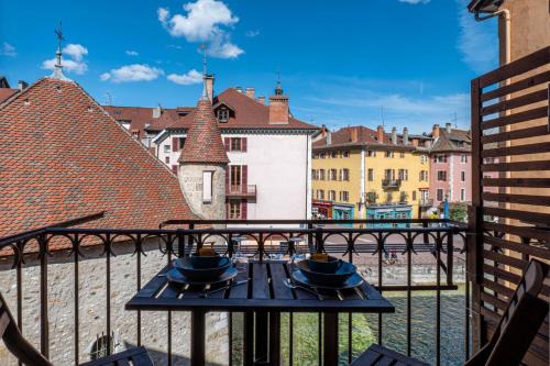 Annecy Old Town Apartment | L'îsle Perrière - Chambre-Balcon-Vue