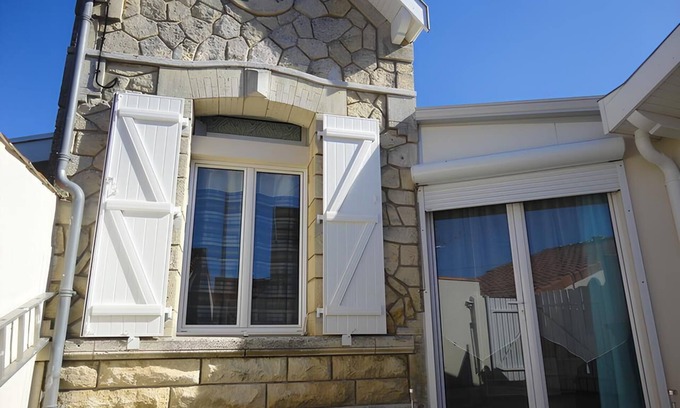Quartier des Dunes House | L'Abri Châtelaillonnais, sleeps 7, close to the beach and market.